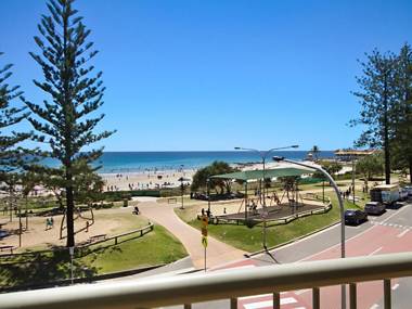 Kingston Court unit 11 - Beachfront unit easy walk to clubs cafes and restaurants