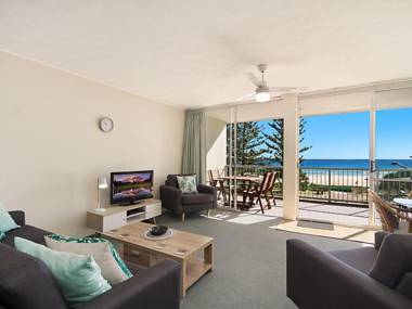 Kingston Court unit 11 - Beachfront unit easy walk to clubs cafes and restaurants