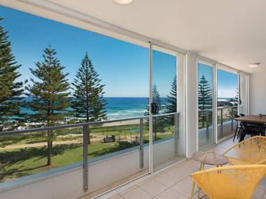 Rainbow Pacific Unit 20 - Beachfront unit Rainbow Bay Coolangatta Southern Gold Coast