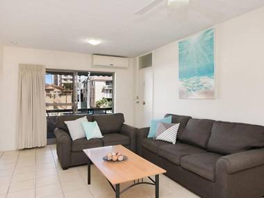 Maybury unit 3 - 70 Metre walk to Rainbow Bay beach Coolangatta