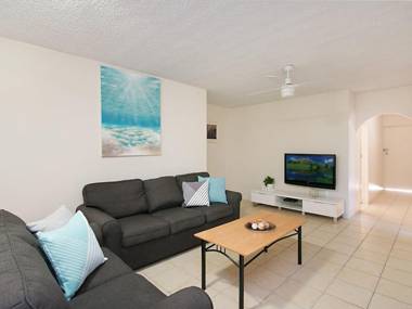 Maybury unit 3 - 70 Metre walk to Rainbow Bay beach Coolangatta