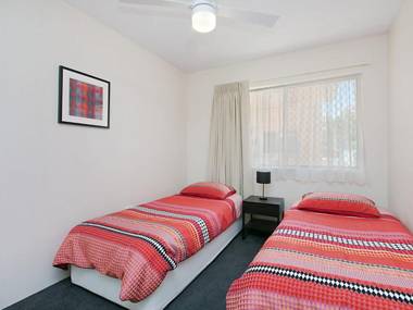 Maybury unit 3 - 70 Metre walk to Rainbow Bay beach Coolangatta