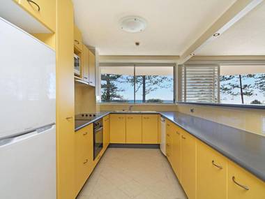 Rainbow Place unit 5 - Beachfront apartment in Rainbow Bay Coolangatta Southern Gold Coast