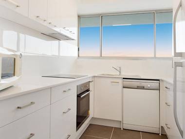Ocean Plaza Unit 835 - Beachfront in Central Coolangatta