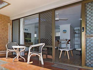 Cobden Court Unit 2 - Airconditioned unit in a beachside position Rainbow Bay