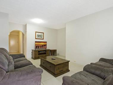 Maybury unit 1 - 70 Metres walk to Rainbow Bay beach Coolangatta