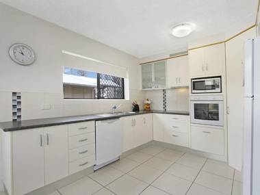 Maybury unit 1 - 70 Metres walk to Rainbow Bay beach Coolangatta