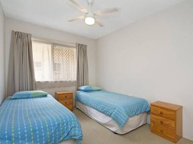 Maybury unit 1 - 70 Metres walk to Rainbow Bay beach Coolangatta