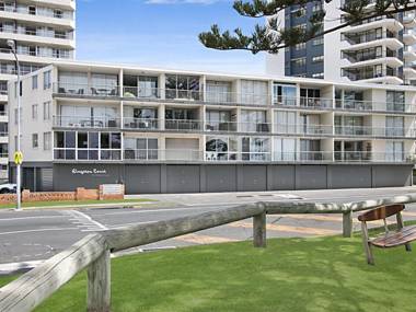 Kingston Court unit 3 - Beachfront unit easy walk to clubs cafes and restaurants