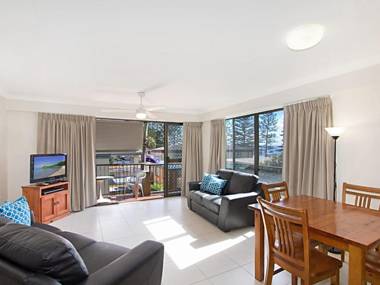 Cobden Court Unit 6 - 2 bedroom unit one street from the beach