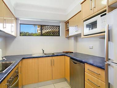 Cobden Court Unit 6 - 2 bedroom unit one street from the beach