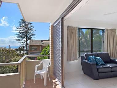 Cobden Court Unit 6 - 2 bedroom unit one street from the beach