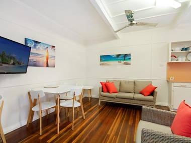 Tondio Terrace Flat 3 - Pet Friendly neat and tidy flat easy walk to the beach