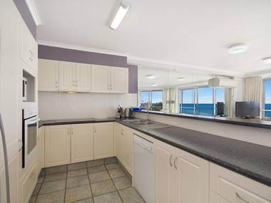 Ocean Plaza Unit 1469 - Right on Coolangatta beachfront