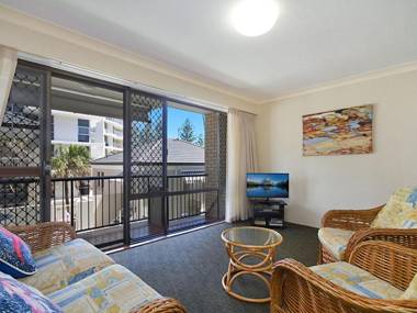 Cobden Court Unit 5 - 2 bedroom unit one street from the beach