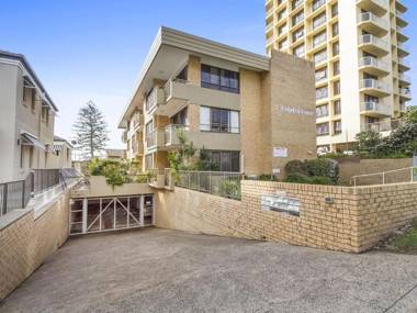 Cobden Court Unit 5 - 2 bedroom unit one street from the beach