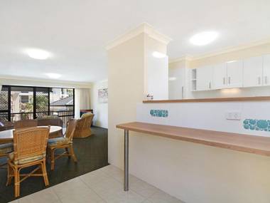 Cobden Court Unit 5 - 2 bedroom unit one street from the beach
