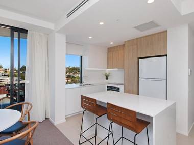 ICONIC UNIT 704 - LUXURY BEACHFRONT APARTMENT WITH Wi-Fi ON KIRRA BEACH IN COOLANGATTA