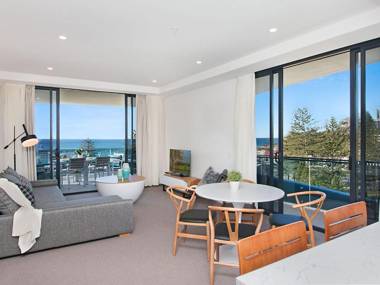 ICONIC UNIT 704 - LUXURY BEACHFRONT APARTMENT WITH Wi-Fi ON KIRRA BEACH IN COOLANGATTA