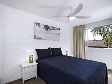 White Caps Unit 3 - 400 metres to Kirra beach