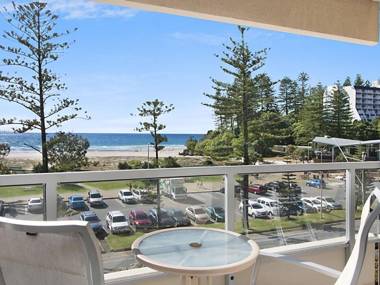 Kooringal Unit 10 - Straight across the road from Twin Towns Services Club