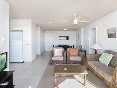 Kooringal Unit 10 - Straight across the road from Twin Towns Services Club