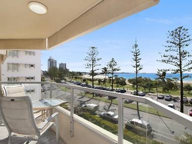 Kooringal Unit 10 - Straight across the road from Twin Towns Services Club