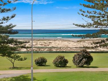 Kirra Vista Apartments Unit 18 - Right on the Beach in Kirra with free Wi-Fi