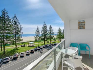 Rainbow Pacific Unit 9 - Right on the beach in Rainbow Bay Coolangatta Gold Coast