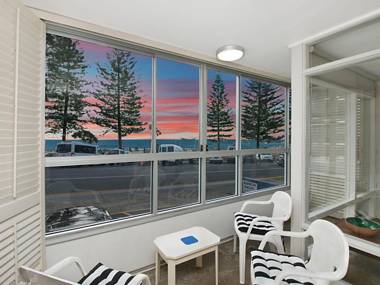 Rainbow Pacific Unit 2 - Right on the beach in Rainbow Bay Coolangatta Gold Coast