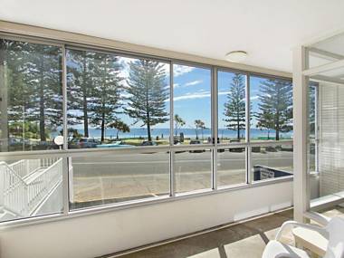 Rainbow Pacific Unit 2 - Right on the beach in Rainbow Bay Coolangatta Gold Coast