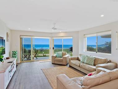 Tahnee Court Unit 3 - Absolute beachfront Apartment