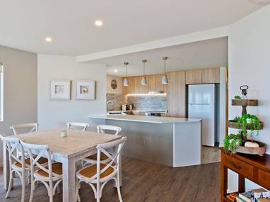 Tahnee Court Unit 3 - Absolute beachfront Apartment