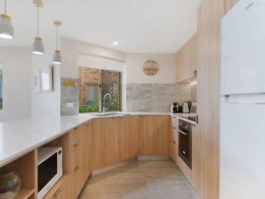 Tahnee Court Unit 3 - Absolute beachfront Apartment