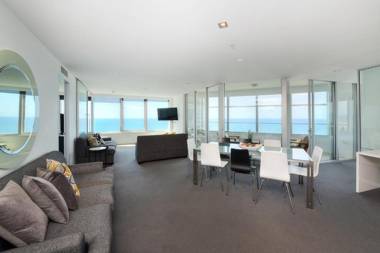 Deluxe Private Apartment in Surfers Paradise