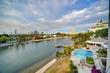 3br Broadbeach Lakefront Apartment