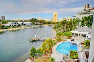 3br Broadbeach Lakefront Apartment