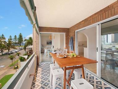 Maybury Unit 5 - Right in the heart of Rainbow Bay in Coolangatta
