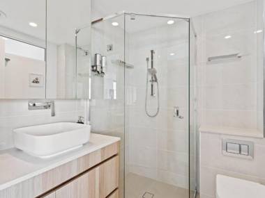 Ocean Views Apartment with Rooftop Pool