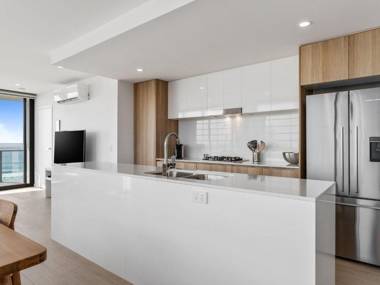 Ocean Views Apartment with Rooftop Pool