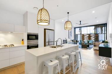 Oracle - 3 & 4 Bedroom Apartments- Q Stay