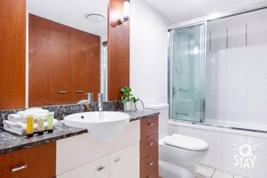 2 Bedroom 1 Bathroom Apartment - Centre of Surfers Paradise