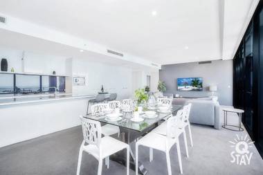 5 Bedroom Executive Sub Penthouse in the heart of Surfers with full ocean views - Sleeps 14 - Circle on Cavill AMAZING!!