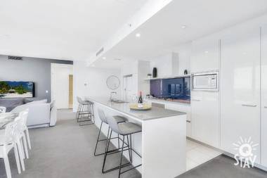 5 Bedroom Executive Sub Penthouse in the heart of Surfers with full ocean views - Sleeps 14 - Circle on Cavill AMAZING!!