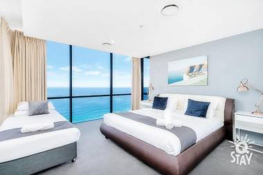 5 Bedroom Executive Sub Penthouse in the heart of Surfers with full ocean views - Sleeps 14 - Circle on Cavill AMAZING!!