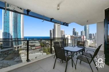 3 Bedroom SPA Apartment - Centre of Surfers Paradise - Sleeps 9 - Circle on Cavill AMAZING!!