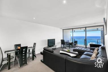 Circle on Cavill – 1 Bedroom + Study Ocean - 7 Night Special!