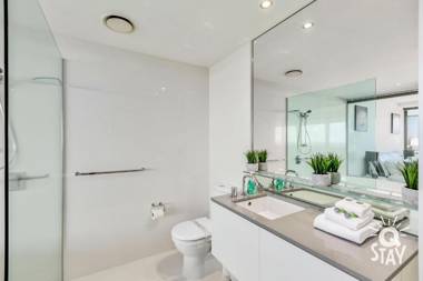 Circle on Cavill – 1 Bedroom + Study Ocean - 7 Night Special!