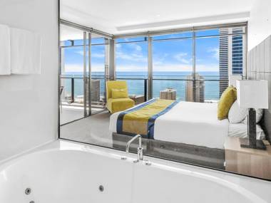 Circle on Cavill 25th Floor with Ocean Views