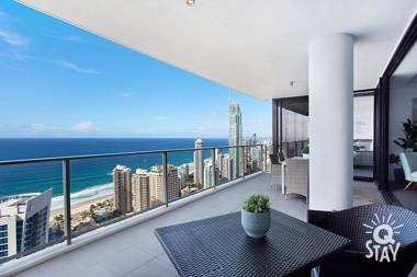 LIMITED 7 NIGHT FAMILY GETAWAY in 4 Bedroom Sub Penthouse SPA Apartments at Circle on Cavill - KIDS STAY FREE!!!